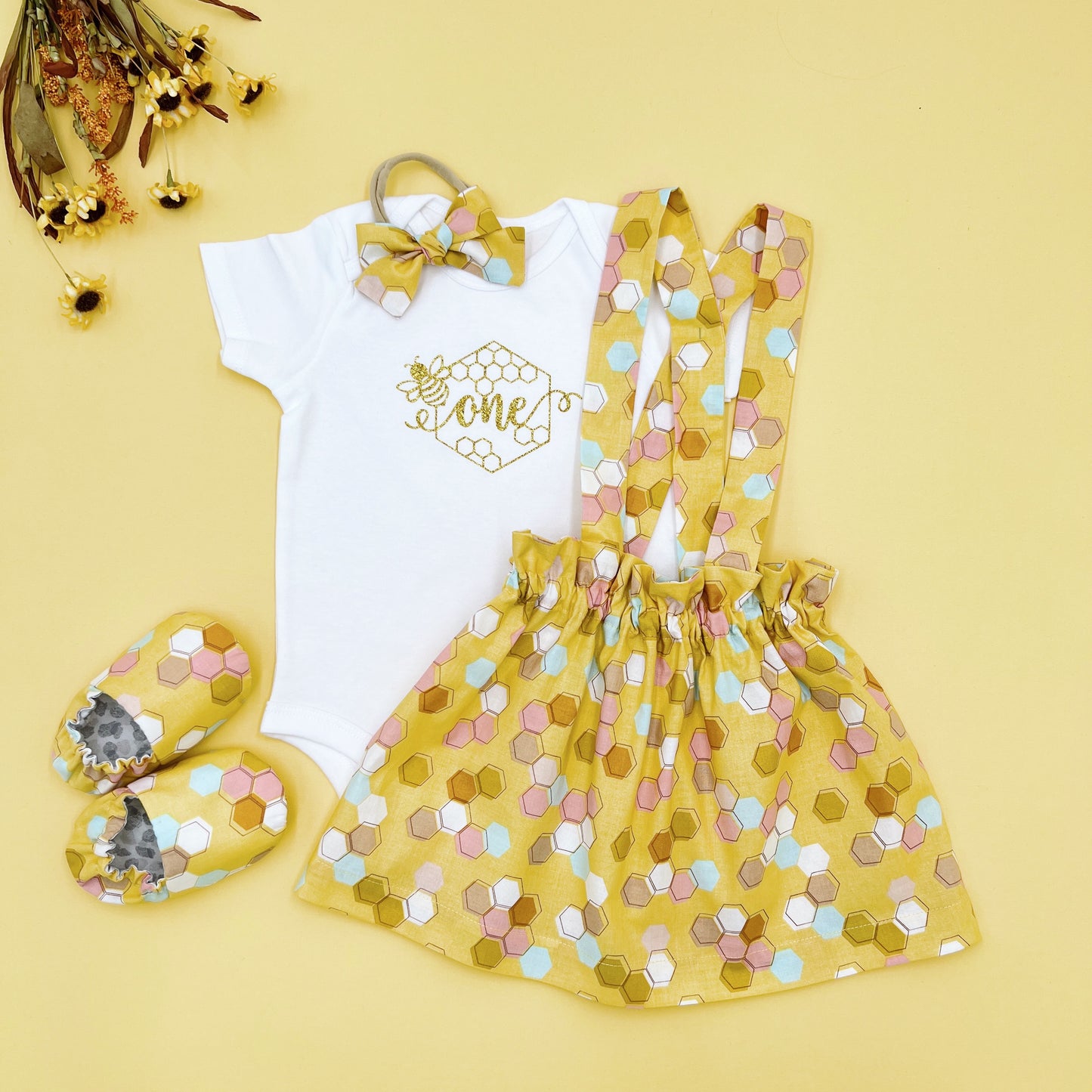 First birthday Girl outfit. "One" First Bee-Day Outfit. Handmade Suspender skirt Baby girl Outfit.