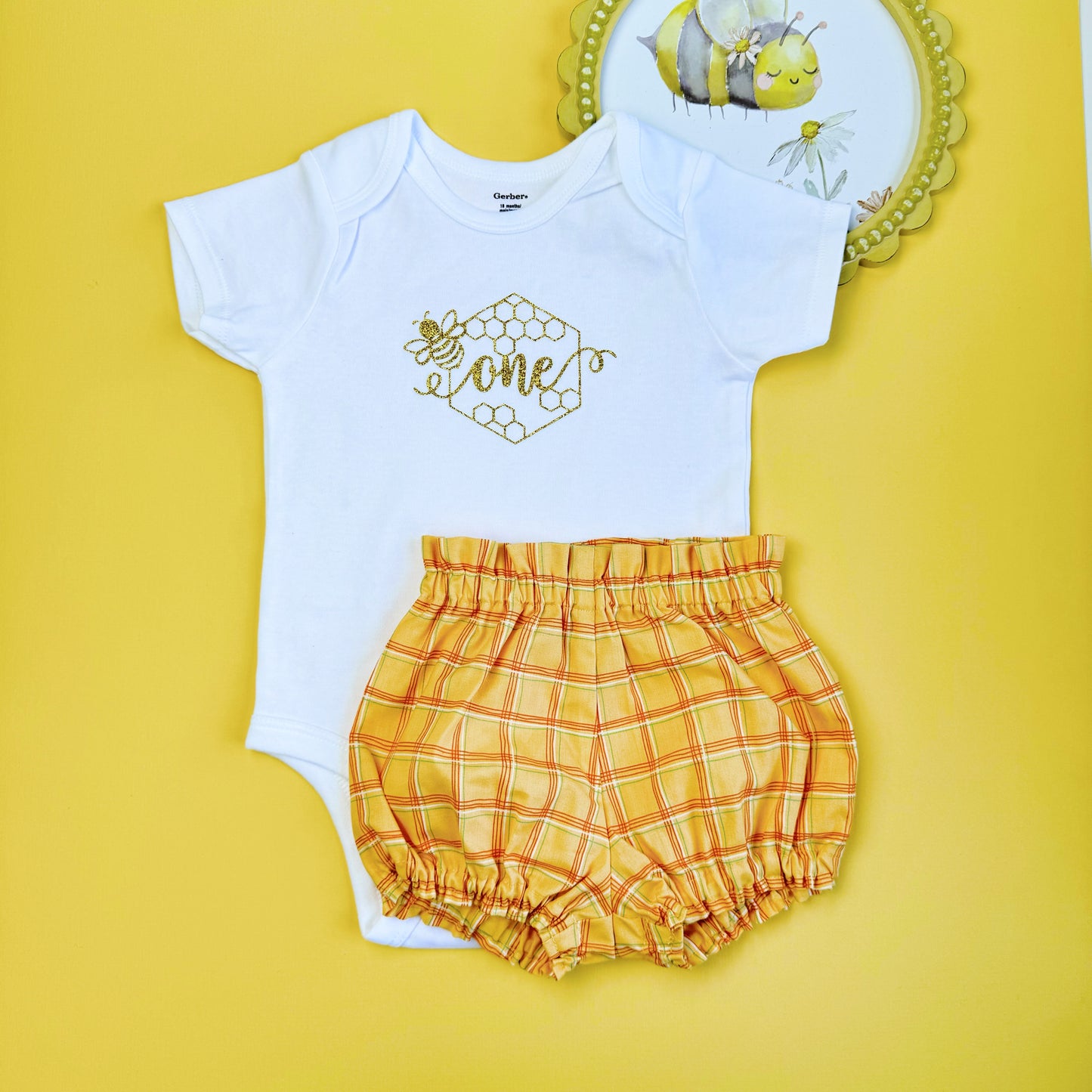 First birthday Girl outfit. "One" First Bee-Day Outfit.