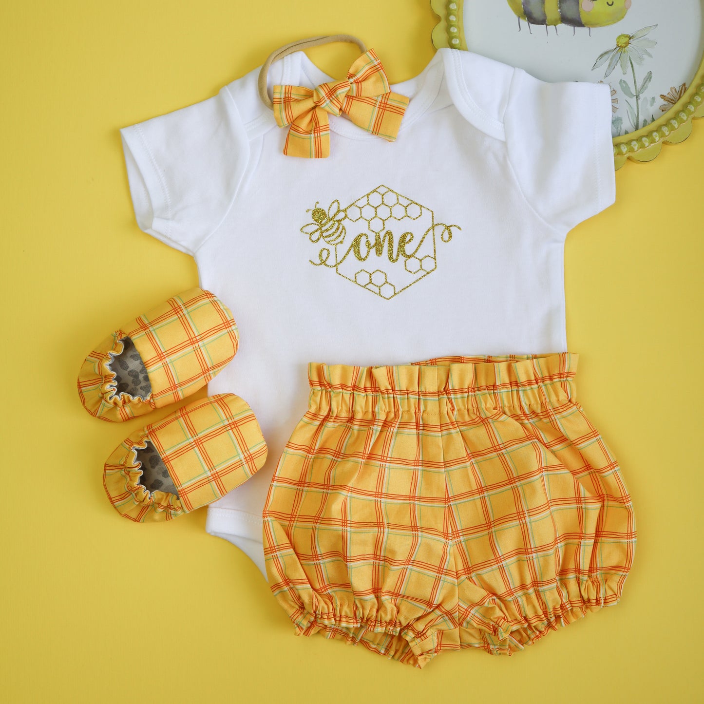 First birthday Girl outfit. "One" First Bee-Day Outfit.